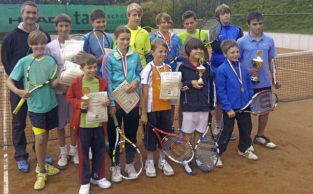 Die besten jungen Tennisspieler erhiel...kale, alle anderen Teilnahmeurkunden.   | Foto: Verein