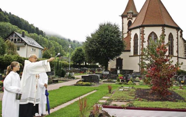 Pfarrer Ansgar Kleinhans segnete die E...lchen des  Friedhofs in  Buchenbach.   | Foto: Andreas Peikert