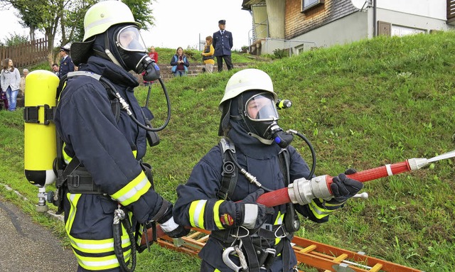 Mit Atemschutz ging es an die Rettung von Personen im Haus.  | Foto: Erhard Morath