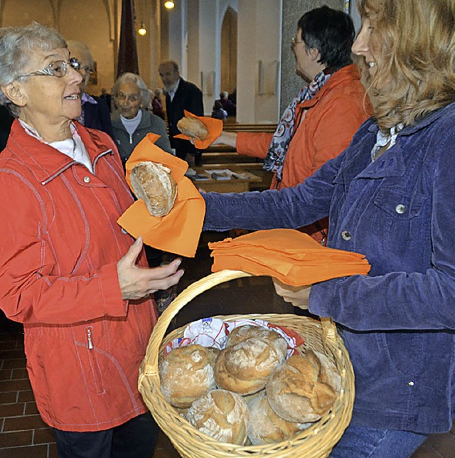 Nach dem Gottesdienst in St. Georg bekamen die Kirchenbesucher gesegnetes Brot.  | Foto: Weber-Kroker