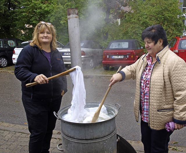 Johanna Rtschle (links) und Ursel Her... mhsam frher das Wschewaschen war.   | Foto: Paul Schleer