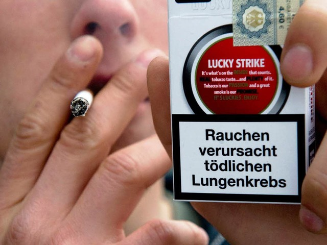 Geht es nach der EU-Kommission, werden...Zigarettenschachteln noch drastischer.  | Foto: dpa