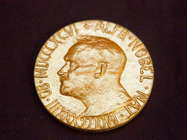 Das ist die Medaille, die die Nobelpre...1901 die ersten Nobelpreise stiftete.   | Foto: dpa
