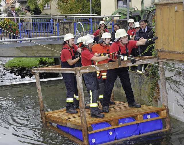 Eine zweimalige Flofahrt auf dem Ehre...en mglichst schnell bewltigt werden.  | Foto: Dietmar Noeske