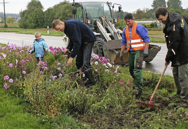 Neben Markus Hgel und Mitarbeiter hat... zur Verschnerungsaktion eingefunden.  | Foto: R. Cremer