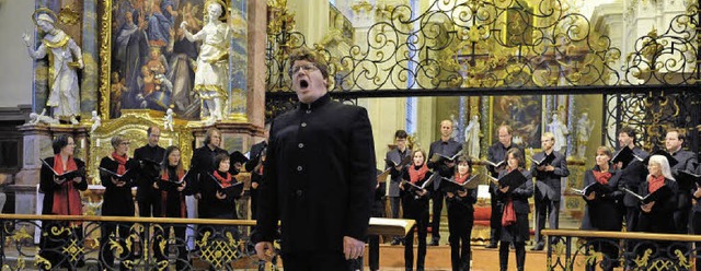 Das Vokalensemble Konstanz unter der L...igt den  Chorleiter bei seinem  Solo.   | Foto: Franziska Lffler