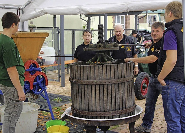 So wurde frher Most gemacht: Auch jun...iteten beim Apfeltrottfest gerne mit.   | Foto: dieter fink