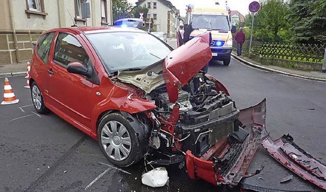 Schwer beschdigt wurde der Citron be... Unfall. Die Fahrerin wurde verletzt.   | Foto: Polizei