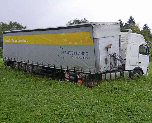 Im rechten Winkel verkeilt stand der B...ist gering. Die Bergung war aufwendig.  | Foto: Kamera 24