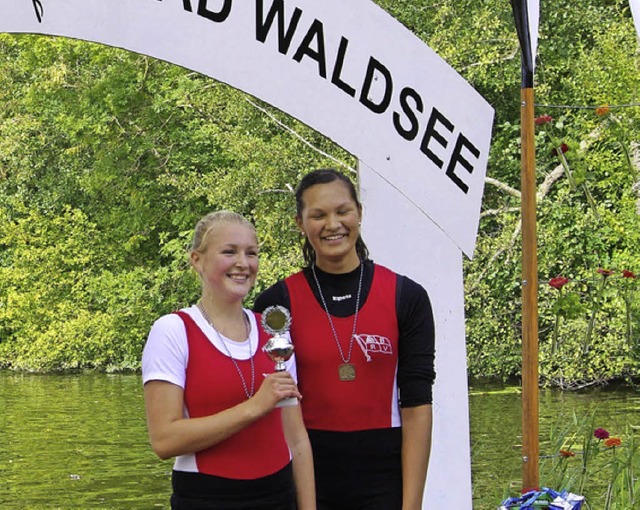 Laura Brenker (links) und Sarah von de...cher Ruderverein bei der Siegerehrung   | Foto: privat