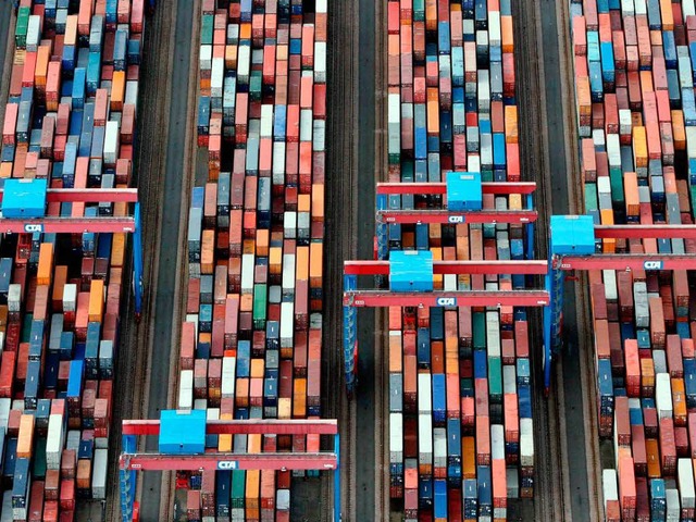 Container mit deutschen Waren werden in alle Welt verschifft.  | Foto: dpa