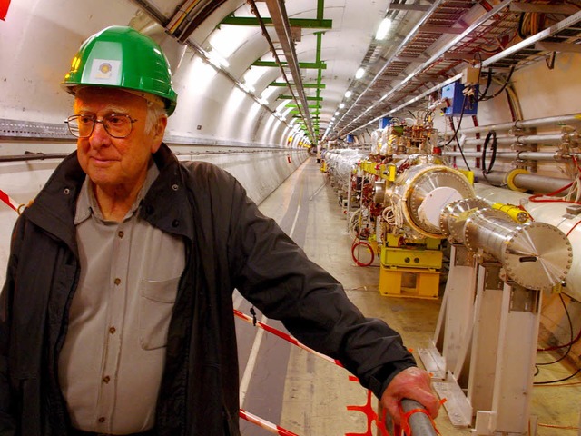 Nobelpreistrger Peter Higgs im Teilchenbeschleuniger von Cern.  | Foto: dpa