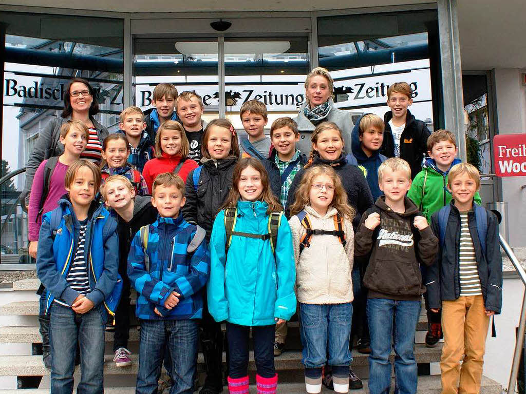 Die Klasse 4 der Grundschule Wasser mit ihrer Lehrerin Lena Ruetz. Die Klasse 4 der Grundschule Wasser mit ihrer Lehrerin Lena Ruetz.