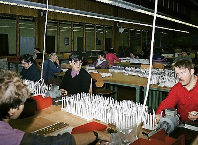 Kugelschreibermontage 1983 und 2013: J... Arbeit heute mit Hilfe von Maschinen.  | Foto: WfB, Nikolaus Bayer