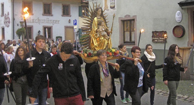 In einer Prozession trugen die Elzache... von Neunlinden hinauf in die Kapelle.  | Foto: Thomas Steimer