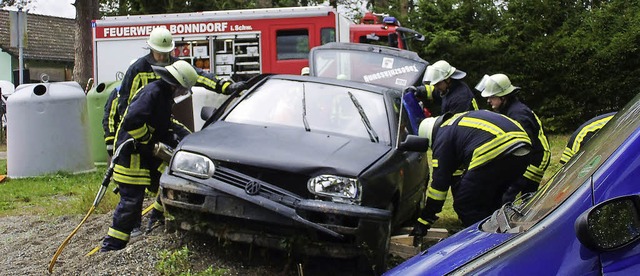 Die Bergung eines Unfallopfers: Auch d... der Feuerwehr und muss gebt werden.   | Foto: C.  Selz