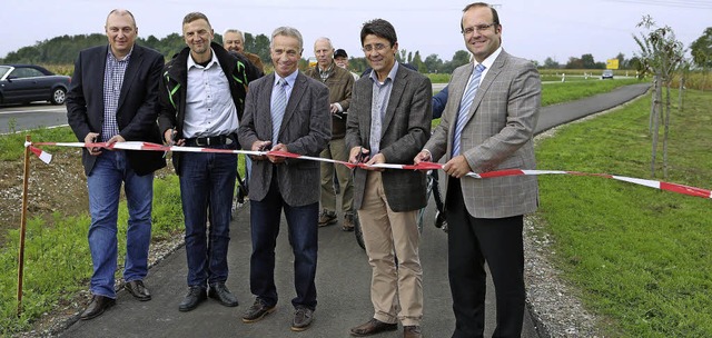 Weg mit dem Sperrband: Mit dem Schnitt...burger (Mitte) den neuen Radweg frei.   | Foto: christoph breithaupt