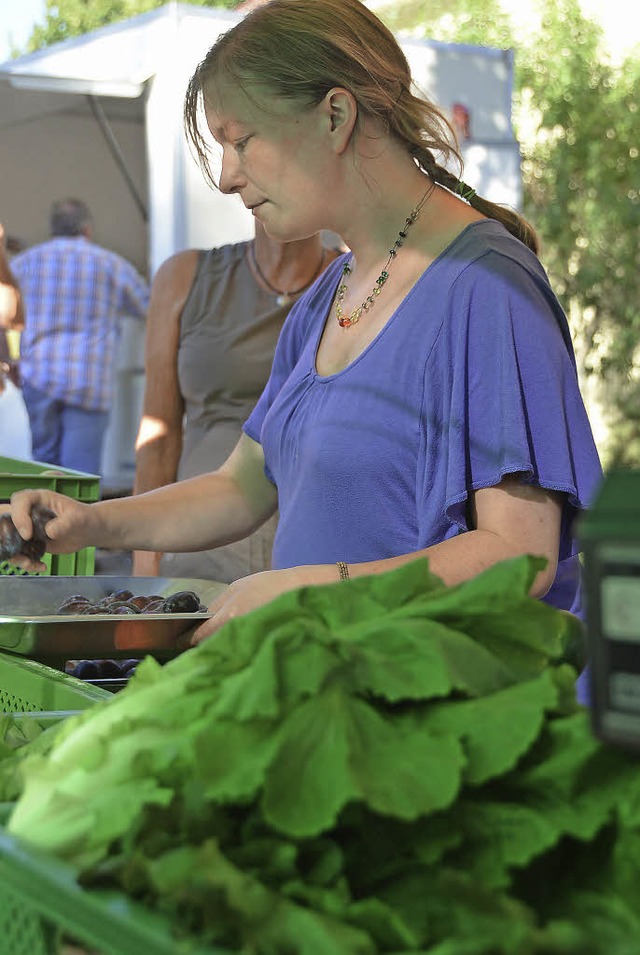 Nadja Rmelin aus Wittnau bei ihrer Arbeit am Bioland-Stand.  | Foto: Bury