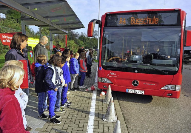 Achtung, weie Linie: Die Kegel halten...#8211; und der Bus fhrt sie alle um.   | Foto: kunz