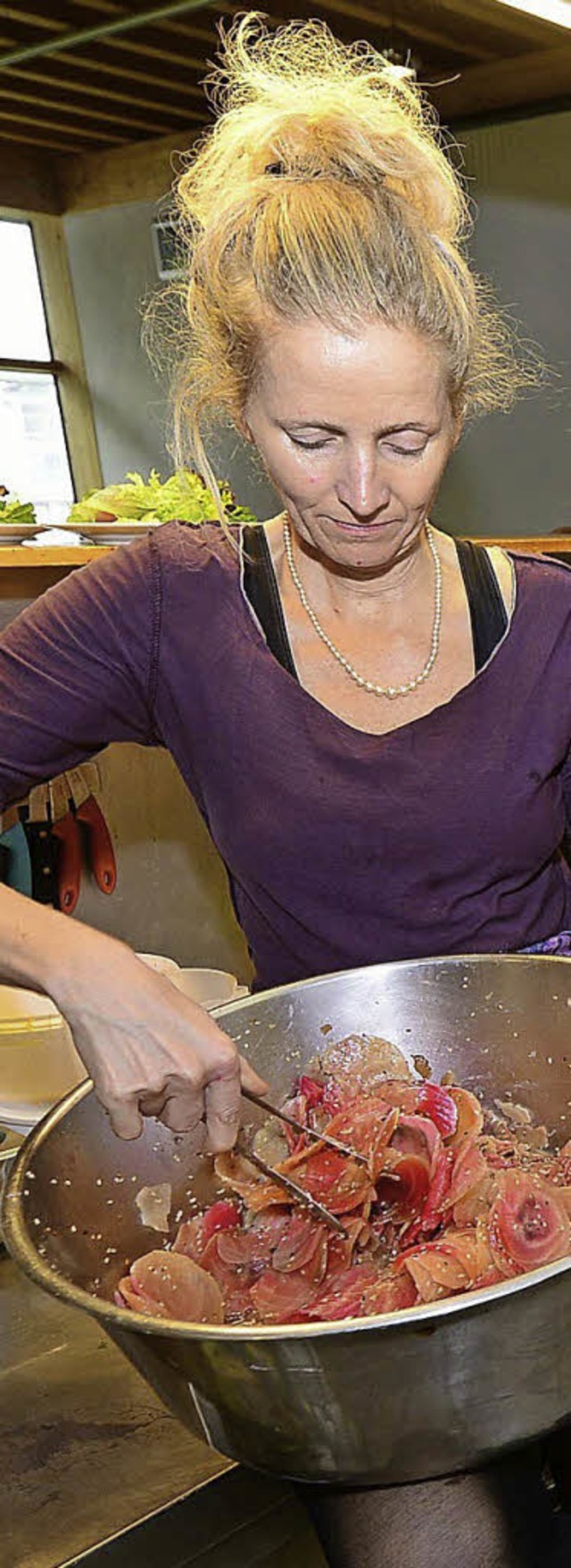 Gastronomin Solveig Hansen bereitet ei...at zu, der typisch zartrosa schimmert.  | Foto: Ingo Schneider