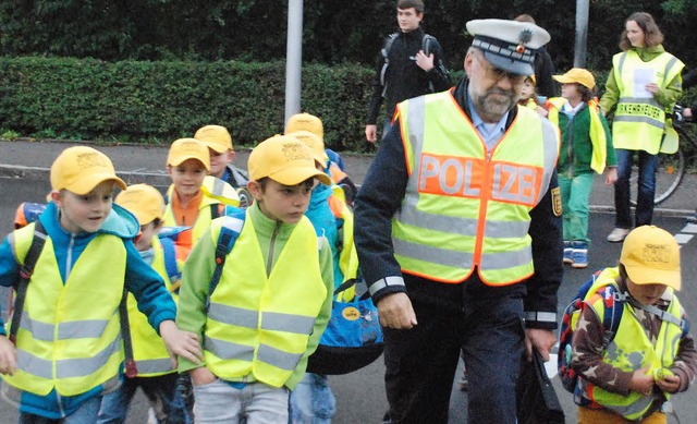 Verkehrspolizist Wolfgang Ehrl zeigt K...es und weist auf Gefahrenquellen hin.   | Foto: Maja Tolsdorf