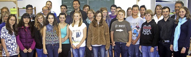 Schler der 8. Klasse mit  Lehrern, Mi...Arbeit und Rektor Clemens Theilacker.   | Foto: Heiner Fabry