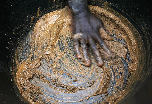 Hnde eines Minenarbeiters in Obuasi (...schlamm mischt, um das Gold zu fllen.  | Foto: Johann Jacobs Museum (ots)