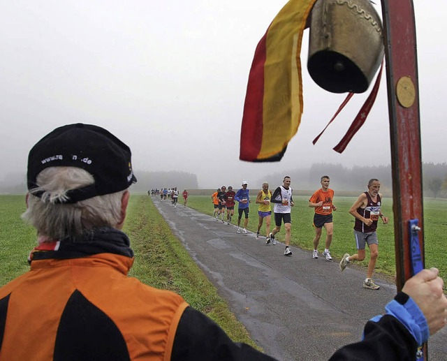 Auf dem 42,195 Kilometer langen Weg Ri...d-Marathon um jede Aufmunterung froh.   | Foto: dieter reinhardt