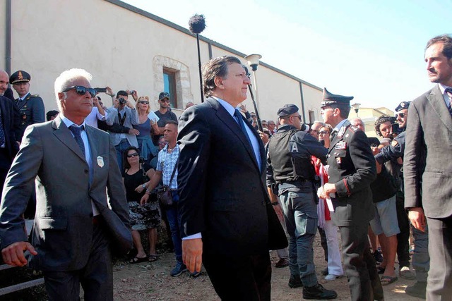 Abgeschirmt: Jos Manuel Barroso trifft auf Lampedusa ein.  | Foto: dpa