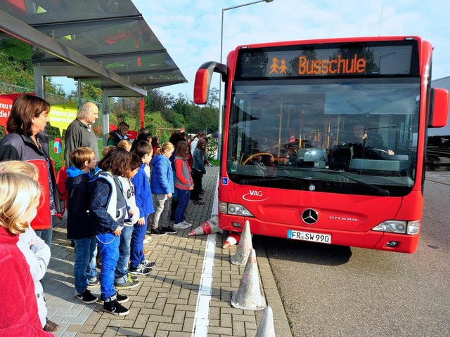 Achtung, weie Linie: Die Kegel halten...&#8211; und der Bus fhrt sie alle um.  | Foto: Thomas Kunz
