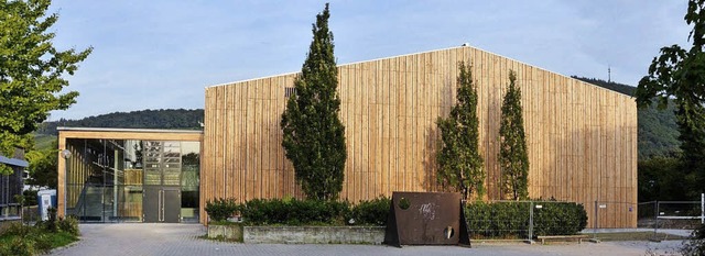 Stieleichen bilden ein Gestaltungselement vor der schicken Holzfassade.   | Foto: Rainer Ruther