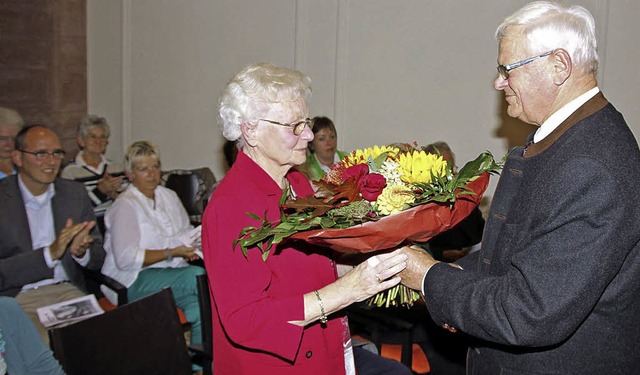 Mit einem Dankgottesdienst wrdigten d.... Helmut Eitenbenz berreichte Blumen.  | Foto: Privat