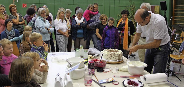 Hans-Dieter Busch (rechts) hat bei der...e Schwarzwlder Kirschtorte gebacken.   | Foto: Adelbert Mutz