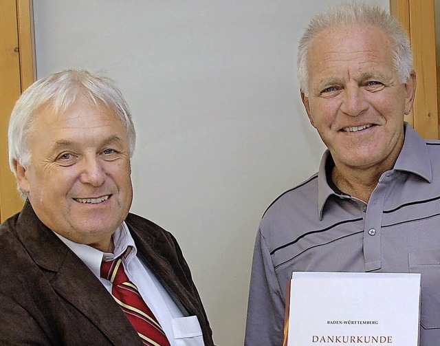 Die Urkunde des Landes bekam Johann Hi...(rechts) von Schulleiter Hans Lgler.   | Foto: w. beck