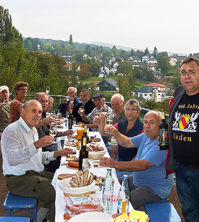 Die  Helfer der Gruppe &#8222;Reben am...berg&#8220; lassen es sich gut gehen.   | Foto: privat