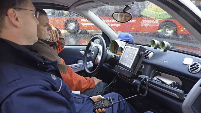 Blitzmarathon der Polizei:Ralf Kesselr...ehen) berwachen die Arbeit der Kamera  | Foto: Sylvia-Karina Jahn