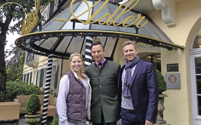 Olaf Galaburda mit den beiden Schauspi...rk Borchardt vor dem Parkhotel Adler.   | Foto: Privat