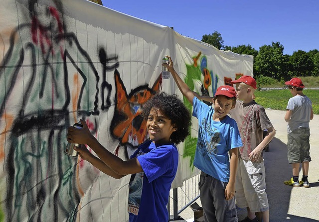 Einige hundert Kinder hatten viel Spa... Graffitikurs im Tutti-Kiesi-Gelnde.   | Foto: Archiv: Martina Proprenter