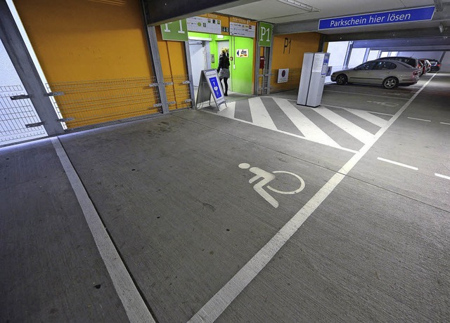 Parken darf man hier nur mit Parkscheibe, der Behindertenausweis zhlt nicht.   | Foto: Ingo Schneider