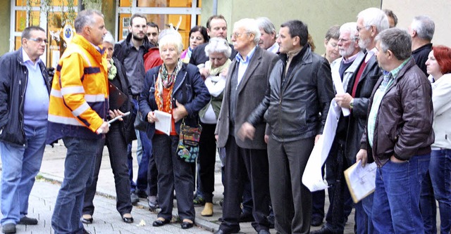 Ausgestattet mit Plnen nahm der Wehre...it Warnweste) erluterte die Details.   | Foto: Jrn Kerckhoff