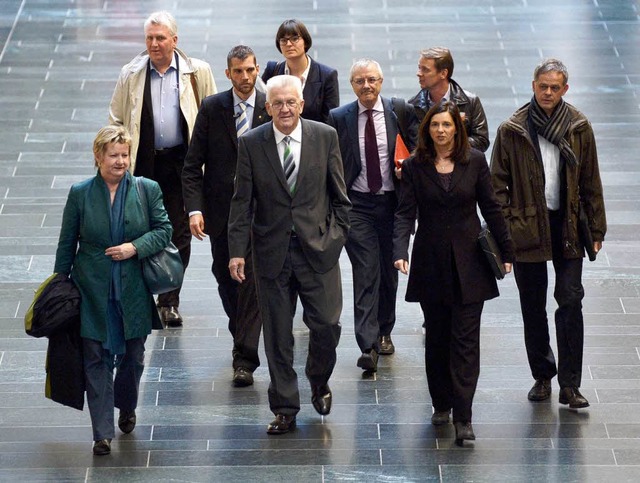 Die Delegation der Grnen auf dem Weg zum ersten Gesprch mit der CDU.  | Foto: dpa