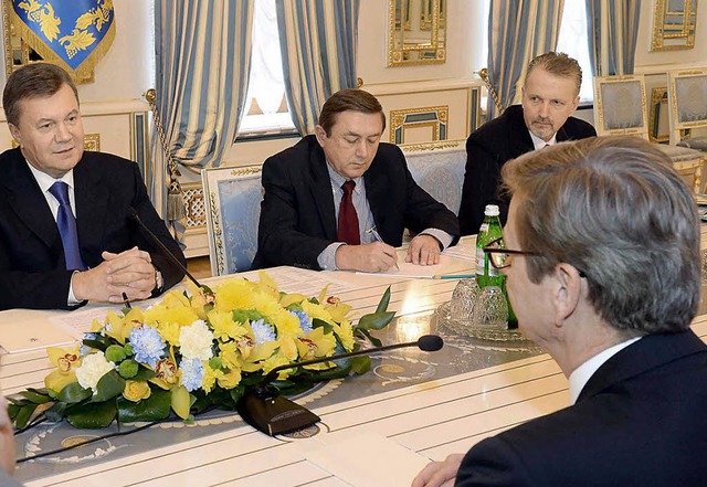 Viktor Janukowitsch (links) im Gesprch mit Guido Westerwelle.   | Foto: DPA