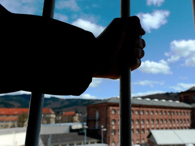 Hinter Gittern floriert der Handel mit Drogen.  | Foto: dpa