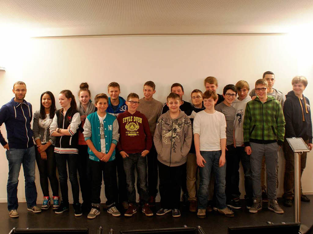 Die Klasse 8b der Karlschule Freiburg mit ihrem Lehrer Tobias Blsi.