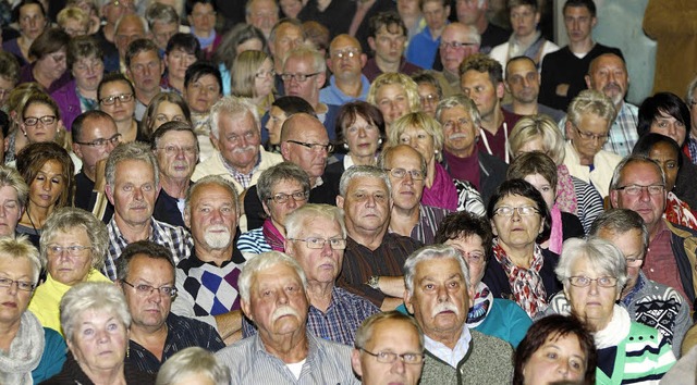 Mehr als 500 Menschen verfolgten die V...aten in der Weisweiler Rheinwaldhalle.  | Foto: Siegfried Gollrad