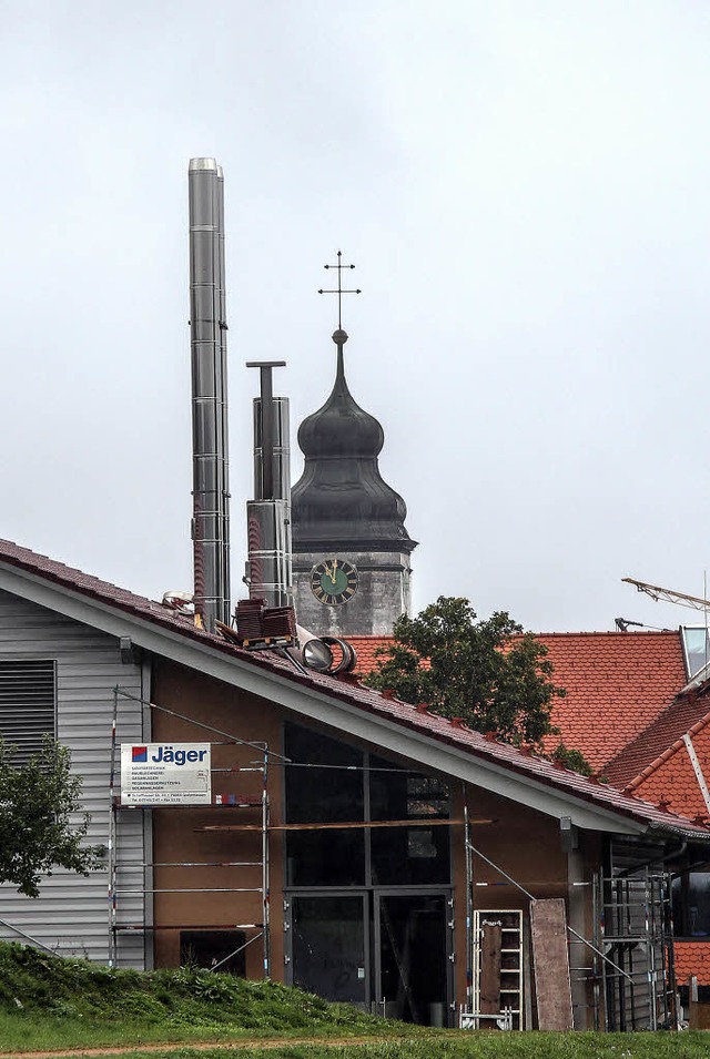Sind die neu installierten Kaminrohre ...her als der Kirchturm in Grafenhausen?  | Foto: Wilfried Dieckmann