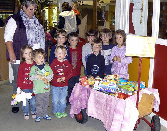 Die Mdchen und Jungen im Kindergarten... und damit einen Bollerwagen beladen.   | Foto: Privat