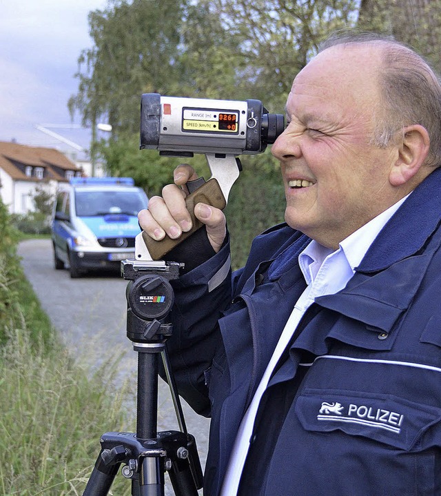 Polizeihauptmeister Thilo Fladung am Radarmessgert.   | Foto: Sigrid Umiger