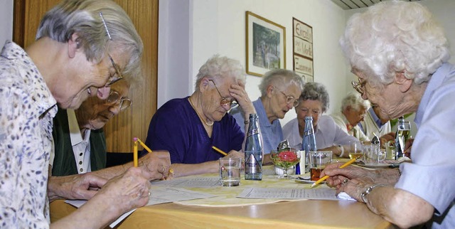 Die &#8222;Kreuz und Quer&#8220;-Denke...n ihre grauen Zellen einmal im Monat.   | Foto: eva korinth