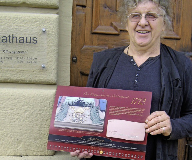 Archivar Edmund Weeger mit dem neuen Ebringer Kalender   | Foto: Eva Opitz